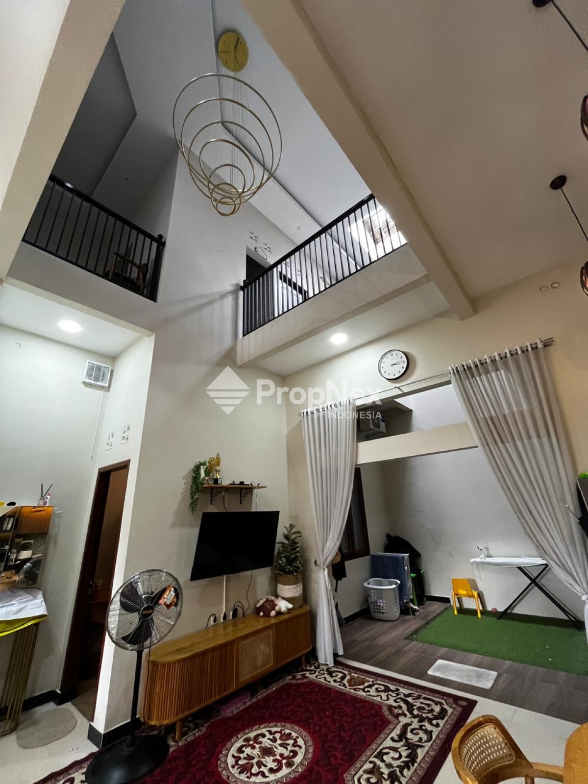 Rumah Modern Bangunan Baru Puri Surya Jaya Sidoarjo — foto 2